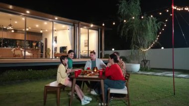 Aile, bahçede tatil kutlaması için bir araya geldi. Yemeği orta yaşlı anne servis ediyor. Açık hava kamp aktivitesi yemekle rahatlamak ve nesiller arası tatlı akrabalarla vakit geçirmek için. Uyumsuzluk.