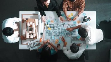 Akıllı yöneticilerin el çırpışları ve projeyi kutlamak için el ele tutuşmaları. İç yapı hakkında beyin fırtınası yapan mimar mühendisinin hava görüntüsü. Takım çalışması, birlik. Hizalama.