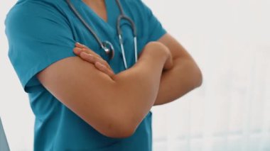 Kendine güvenen ve profesyonel tıbbi personel ekibi, sağlık hizmetleri ve hastanenin doktor yönetimi olarak birlikte sırada bekliyor. Takım çalışması başarılı bir tıbbi tedaviye yol açar. Düşük hareket. Katı.