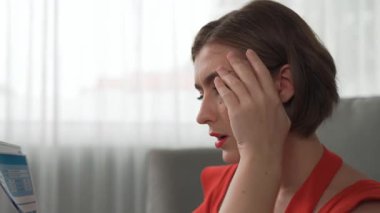 Stresli genç bayanın kredi kartı borçlarıyla ilgili mali sorunları var. Kötü kişisel para ve mortgage ödeme yönetimi krizinden korunmak için. Kadınlar aşırı harcama yüzünden finansal iflastan endişe ediyorlar.