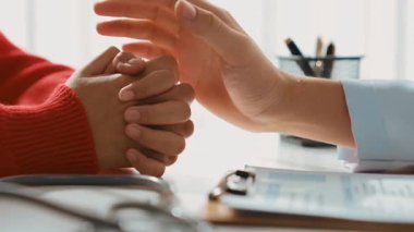 Çift, hamilelik için aile planlaması, doktor ve koca, genç eşi randevuyla teselli etmek amacıyla hastanedeki jinekoloğa doğum veya tıbbi muayeneye katılıyor. Ağır çekim. Katı.