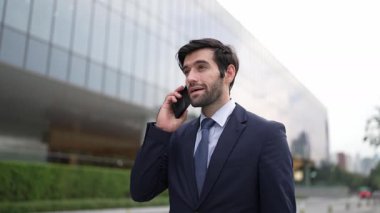 Kafkasyalı yetenekli bir proje yöneticisi. Bulanık geçmişiyle şehirde yürürken telefonla konuşuyor. Akıllı telefon kullanan yetenekli bir işadamı bulanık geçmişi olan bir proje yöneticisiyle konuşuyor. Sevinçli..