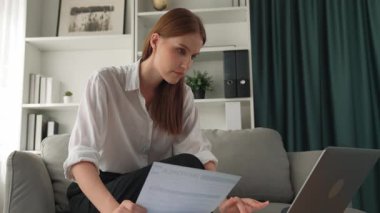 Stresli genç bayanın kredi kartı borçlarıyla ilgili mali sorunları var. Kötü kişisel para ve mortgage ödeme yönetimi krizinden korunmak için. Kadınlar aşırı harcama yüzünden finansal iflastan endişe ediyorlar.