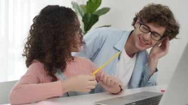 Mutlu baba başparmağını gösterirken tatlı Amerikalı kız kulağına kalem geçirip mühendislik komut yazmayı ya da masada dizüstü bilgisayar kullanarak yapay zeka üretmeyi açıklıyor. Beyaz bir baba okul kızıyla oynuyor. Pedagoji.