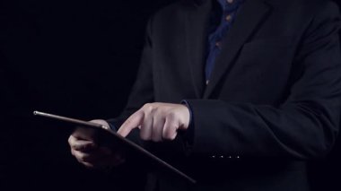 İş adamı siber güvenliğin özünü keşfeder. Siber koruma yöntemlerini, tehditleri derinlemesine araştır ve siber güvenlik duruşunu güçlendir. Siber güvenlik çağında UUID 'de gezinmek için gerekli