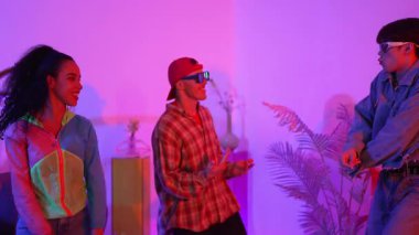 Profesyonel break dansçı hip hop müzik dinlerken çekici takım kameraya poz veriyor. Neon ışıklarıyla çeşitli sokak dansları yapıp break dans alıştırmaları yapıyorlar. Mutluluk.
