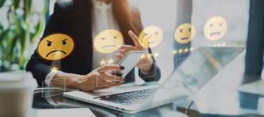 İş adamı müşteri memnuniyet değerlendirmesi verilerini analiz eder ve hizmet kalitesini artırmaya çalışır. Müşteri memnuniyeti ve sadakatini arttırmak için koz değerlendirmeleri. EIDE