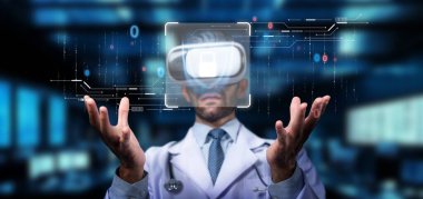 Sanal gerçeklik kulaklığı takan bir doktor yüksek teknolojili bir tıbbi ortamda dijital verilerle iç içe geçiyor ve teknolojinin ve sağlık hizmetlerinin buluşunu gözler önüne seriyor. PHMT