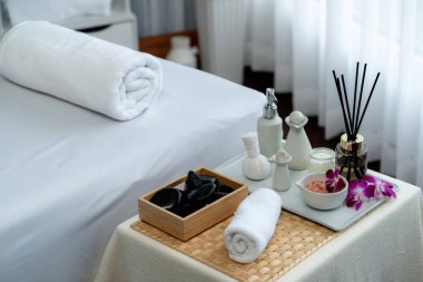 Lüks spa merkezindeki kaplıca masasında güzellik ve güzellik salonu aksesuarları. Spa masajı ve eğlence arka planı konsepti. Sessiz.