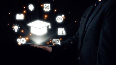 Bu resim, yenilik ve dijital gelişmeyi sembolize eden, açık bir dizüstü bilgisayardan ortaya çıkan parlak bilgi ve öğrenme simgelerinin yer aldığı modern bir eğitim kavramını gösteriyor. Dörtgen