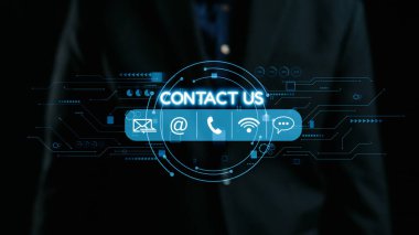 Bu resim, iletişimle ilgili projeler için mükemmel olan teknolojik unsurlarla çevrili çeşitli temas seçeneklerini gösteren modern bir dijital arayüzü içermektedir. Dörtgen