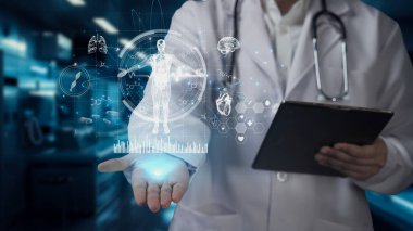 Tablet tutan ve insan anatomisi hologramı tutan yetenekli doktorlara yakın çekim yapın. Teknoloji yeniliklerini kullanarak tüm vücut röntgeni hologramını inceleyen ve kontrol eden bir tıp çalışanı. İyileştirici.
