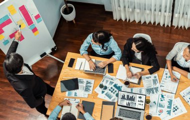 Toplantı masasındaki finansal veri raporlarını analiz eden çeşitli iş analist gruplarının geniş görüşü. İş zekası analizine göre çizelge ve grafik paneli. Çok titiz.