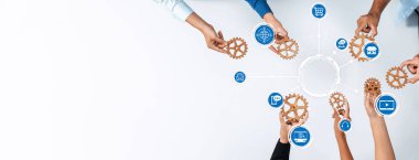 Bu resim iş stratejisinde takım çalışmasını, teknolojiyi ve modern çalışma alanındaki yenilikçi çözümleri sembolize eden el ele tutuşmalar ile ortak bir çabayı göstermektedir. Dostluk