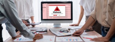 Siber saldırı konsepti. Bilgisayar ekranında görülen kötü amaçlı yazılım uyarısı ve bilgisayar sisteminde veya çevrimiçi sunucuda kaldırılacak tehdit algılaması.