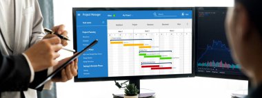 Ekip projesinin zaman çizelgesini gösteren bilgisayar ekranında canlı iş projesi yönetimi için proje planlama yazılımı