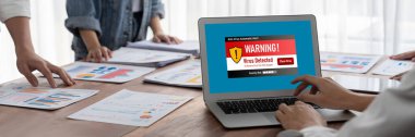 Bilgisayar ekranındaki virüs uyarısı canlı siber tehdit, hacker, bilgisayar virüsü ve kötü amaçlı yazılım tespit etti