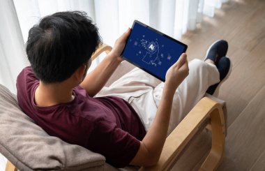 Yapay zeka teknolojisini çalıştırmak için komut mühendisi ve kullanıcı kolaylığı için üretici yapay zeka yardımcı araçları insanların yapay zeka hareketini teşvik ederek üretken yapay zeka fonksiyonları ile çalışmasına yardımcı olur