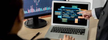 Yeni uygulama geliştirme için HTML, Python, Java ve C gibi çeşitli programlama dillerinin kodlama ekranı ile yazılım geliştirme veya programlama çalışmaları