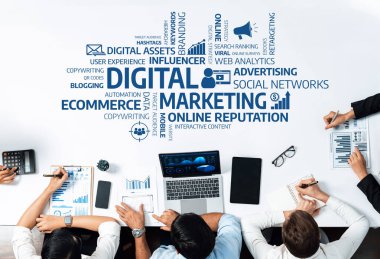 Dinamik bir çalışma alanı çeşitli dijital pazarlama stratejilerini analiz eden bir ekibi gösteriyor. Görsel unsurlar arasında kampanyaları optimize etmek için raporlar, çizelgeler ve işbirlikçi tartışmalar yer alıyor. Dostluk