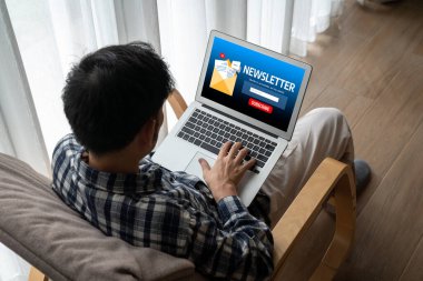 Müşterilerin abone olmak için bilgisayardaki haber belirleme sayfası Sugly Newsletter güncelleme bilgilerini aboneye aktarması
