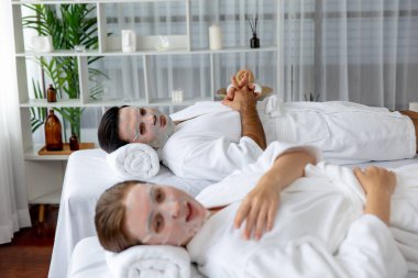 Kaplıca salonunun sakin, modern gündüz atmosferi, birkaç müşteri yüz maskesi takarak kendini yenilemeye çalışıyor. Yüz bakımı ve güzellik kozmetolojisi prosedürü. Sessiz.