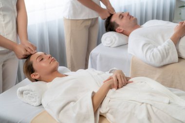 Kafkasyalı çift stres önleyici kafa masajının keyfini çıkarıyor ve lüks otellerde ya da otel spa salonlarında gündüz kaplıcalarında yüz güzelliği eğlencelerini şımartıyor. Sessiz.