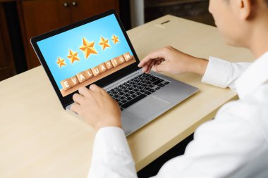 Pazarlama stratejisi planlaması için modem yazılım bilgisayarında müşteri memnuniyeti ve değerlendirme analizi