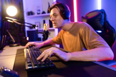 Kazanmak için çevrimiçi oyun oynayan akıllı flama makinesinin sunucu kanalı, neon ışıklı odada seçilen takım yarışması için izleyicilerle birlikte canlı yayında canlı yayında kulaklık takıyor. Bireysel.