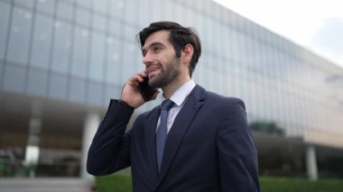 Bulanık bir geçmişle şehir merkezinde yürürken telefon eden yetenekli Kafkas proje yöneticisi. Profesyonel işadamı buluşma yerine giderken saati kontrol ediyor. Yoğun saatler. Sevinçli..