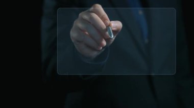 İş adamı, tahminsel büyük veri modellerinden gerçek zamanlı analizlere uzanan eğilimleri ve görüşleri ortaya çıkarmak için veri analizlerini derinlemesine inceleyerek, veri güdümlü kararların analitik endüstrileri UUID 'ye nasıl yönlendireceğini öğrenir