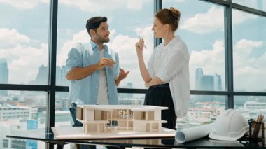 Yetenekli mimar mühendis takımı ev modeli inşaatı hakkında konuşuyor. Başarılı iç tasarım beyin fırtınası, paylaşım, mimari tasarım. Yaratıcı tasarım. İzleme