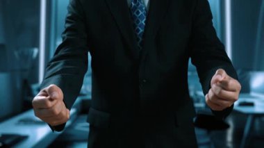 İş adamı, sürdürülebilir büyümeyi destekleyen yeşil stratejiler uyguluyor. Daha sağlıklı bir gezegen için sürdürülebilir, yeşil yeniliklerle işletmelerin nasıl yol açtığını keşfedin. Kullanıcı Kimliği