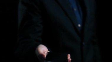 Yapay zeka mühendisliği, büyük veri ve yapay zeka makinesi kavramında yapay zeka beyin işlemcisiyle iş desteği için üretken yapay zeka kullanmayı öğrenen insan etkileşimi. Kullanıcı Kimliği