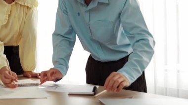 Mimarlar veya akıllı mühendislerin videosu mimari ofisindeki inşaat doğruluğu için taslak üzerinde ölçüm aracı, bölücü ve kalem el yazısı detaylarını kullanır. Eline odaklan. - Yakın çekim. Tanımlama.