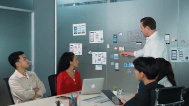 Bir grup profesyonel iş adamı Ux ve Ui tasarımı hakkında konuşuyor. İşbirlikçi çeşitli iş adamları pazarlama planı hakkında beyin fırtınası yapıyor. Birlikte çalışan iş adamları. Yönlendirici.