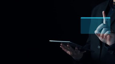 Programcı, gösterişli ve profesyonel bir ortamda çeşitli programlama dillerini ve modern teknolojiyi vurgulayan bir dijital arayüzle kodla bağlantı kuruyor. Dörtgen