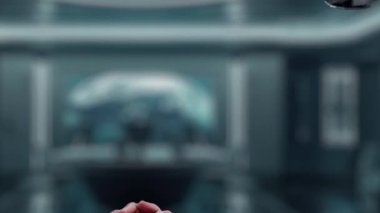 Bu video, gelişmiş yapay zeka teknolojisi ve arayüz elementlerini gösteren gösterişli dijital çalışma alanı içindeki bir insan eliyle robot kol arasındaki ortak etkileşimi gösteriyor. Auvana