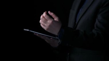 Beş altın yıldızı temsil eden bir el, yüksek müşteri reytinglerini ve geri bildirimlerini sembolize eder. Yüzen konuşma baloncukları dijital bir işte iletişimi ve etkileşimi temsil eder. Dörtgen