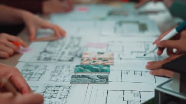 Dinamik bir ekip mimari eskizler ve canlı örnekler üzerinde işbirliği yapar, yaratıcı bir çalışma alanında fikir alışverişinde bulunur, tasarımda takım çalışmasının özünü gözler önüne serer. SACTR