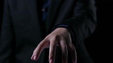 Bir el, yenilenebilir enerji ve sürdürülebilir uygulamaların geleceğini temsil eden bir rüzgar türbini, piller ve bulut grafiklerinin yer aldığı ekoloji sembollerine uzanıyor. Dörtgen