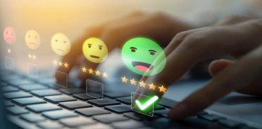 İş adamı müşteri memnuniyet değerlendirmesi verilerini analiz eder ve hizmet kalitesini artırmaya çalışır. Müşteri memnuniyeti ve sadakatini arttırmak için koz değerlendirmeleri. EIDE