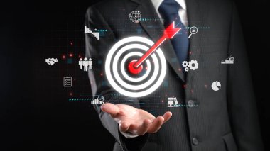 İş adamı müşteri hedef gruplarını belirlemek için verileri analiz eder, pazarlama stratejilerini rafine eder. Her hedef grubun özel ihtiyaçlarını karşılamak için iletiler gönderiliyor. EIDE