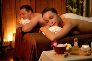 Kafkas çift müşterileri stres önleyici spa masajının keyfini çıkarıyorlar ve lüks otel veya otellerde sıcak mum ışığında güzellik derisi eğlenceleriyle şımartıyorlar. Sessiz.