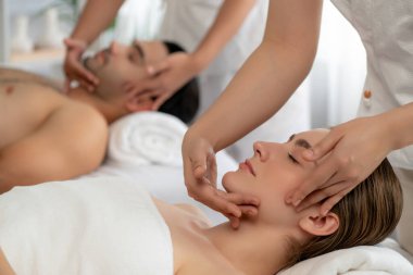 Kafkasyalı çift stres önleyici kafa masajının keyfini çıkarıyor ve lüks otellerde ya da otel spa salonlarında gündüz kaplıcalarında yüz güzelliği eğlencelerini şımartıyor. Sessiz.