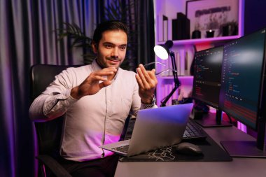 Neon Light Office 'teki hata kodlama sistemindeki sorunu çözmek için uygulama ekibi kaydı üzerinden bilgisayar üzerinden bilgisayar geliştirme toplantısı, internet sitesi veritabanı sunumu kavramı. Tahmin et..