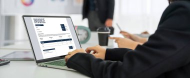 Muhasebe uygulamasından gelen fatura bilgisayar ekranında. Şirket işlerinin finans ve bütçesi için bilgisayar programı. Rahatça..