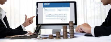 Muhasebe uygulamasından gelen fatura bilgisayar ekranında. Şirket işlerinin finans ve bütçesi için bilgisayar programı. canlı.