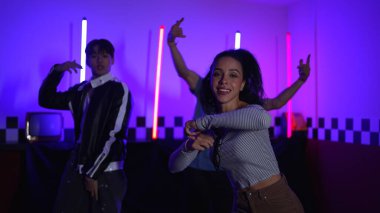 Kameranın önünde dans eden yetenekli break dansçı farklı arkadaşları pop ya da hip hop müziği dinlemek için arkada dans ediyor. Çekici performans ekibi kameraya doğru hareketli hareketler sergiliyor. Mutluluk.