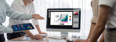 Web sayfasının modern tasarımı ve bilgisayar ekranında gösterilen ticari canlı reklamlar için grafiksel tasarımcı yazılımı